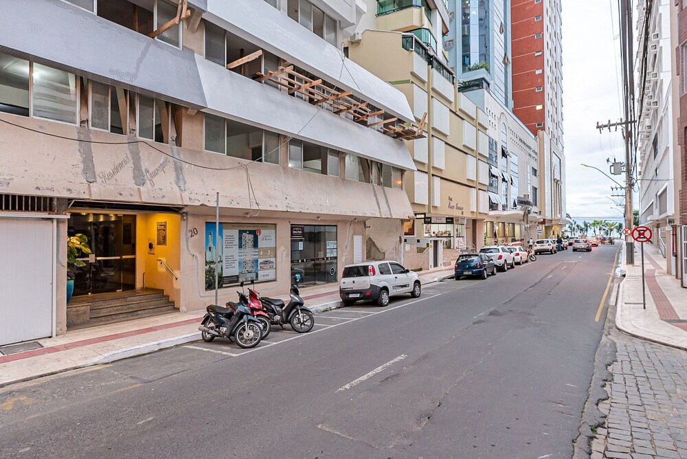 Sea View apt 130m From the Beach in BC Erg605