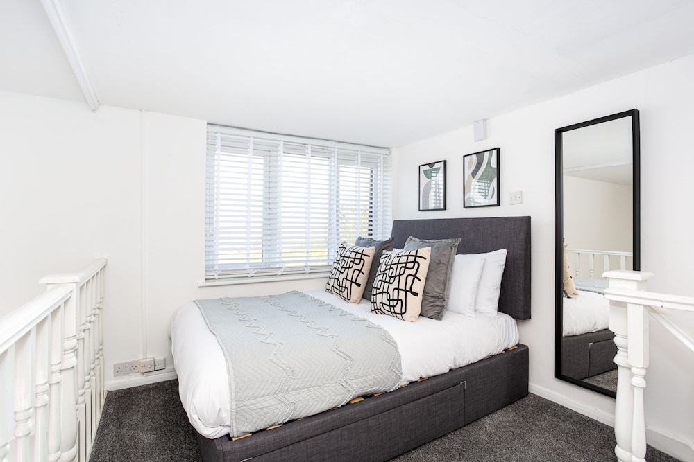 Elmsleigh Lofts by Sorted Stay view 2