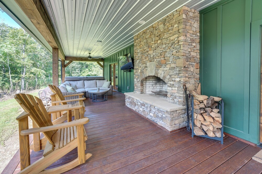 400 Acres on Lavender Mtn: Getaway w/ Hot Tub!