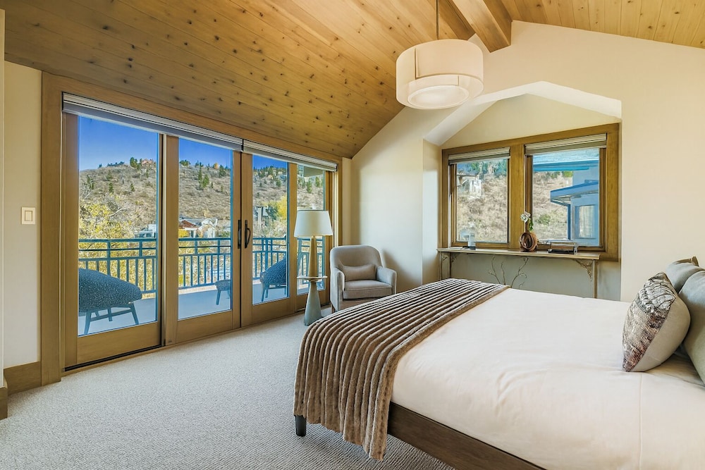 King Road Luxury Lodge, Private Hottub, Game Room, Media Room 45 4 Bedroom Home