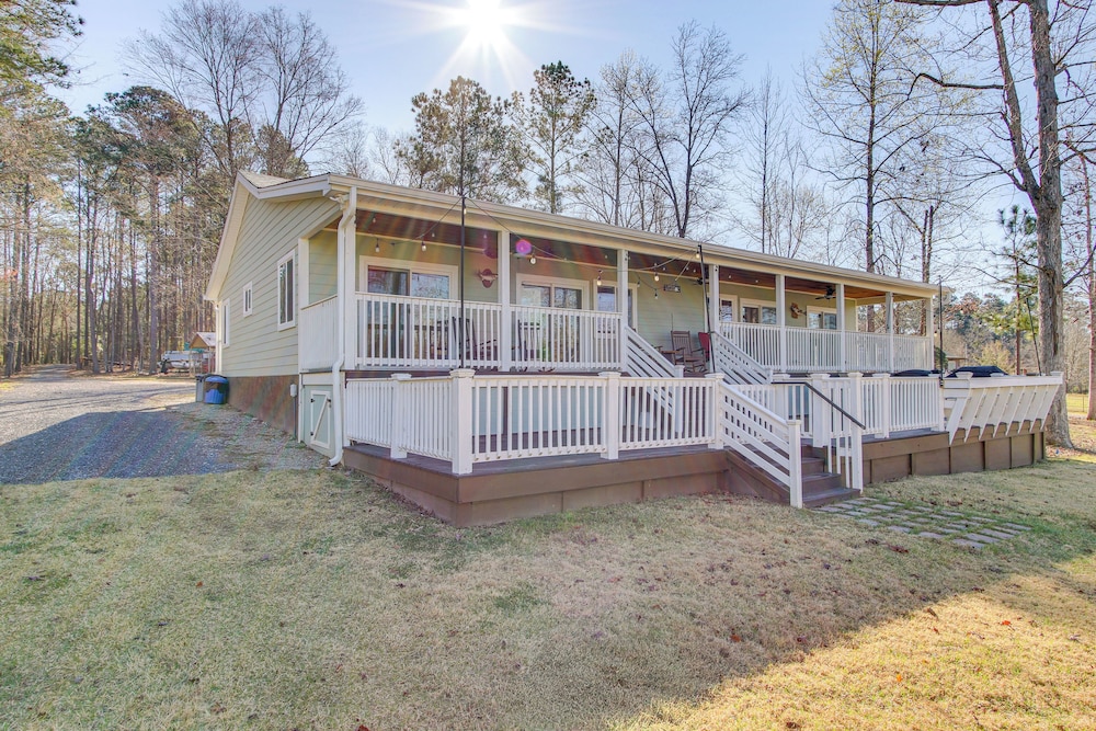 Private Dock, Fire Pit: Lake Murray Family Escape!