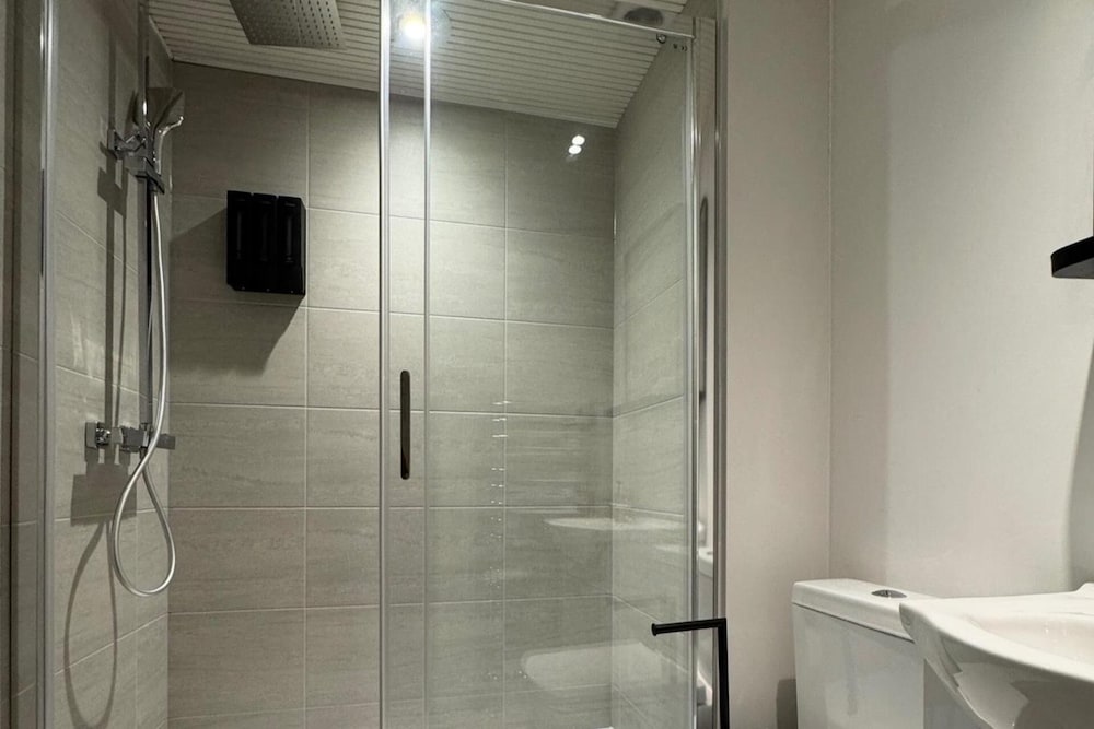 Central Apartment - Sleeps 2 & Private Patio