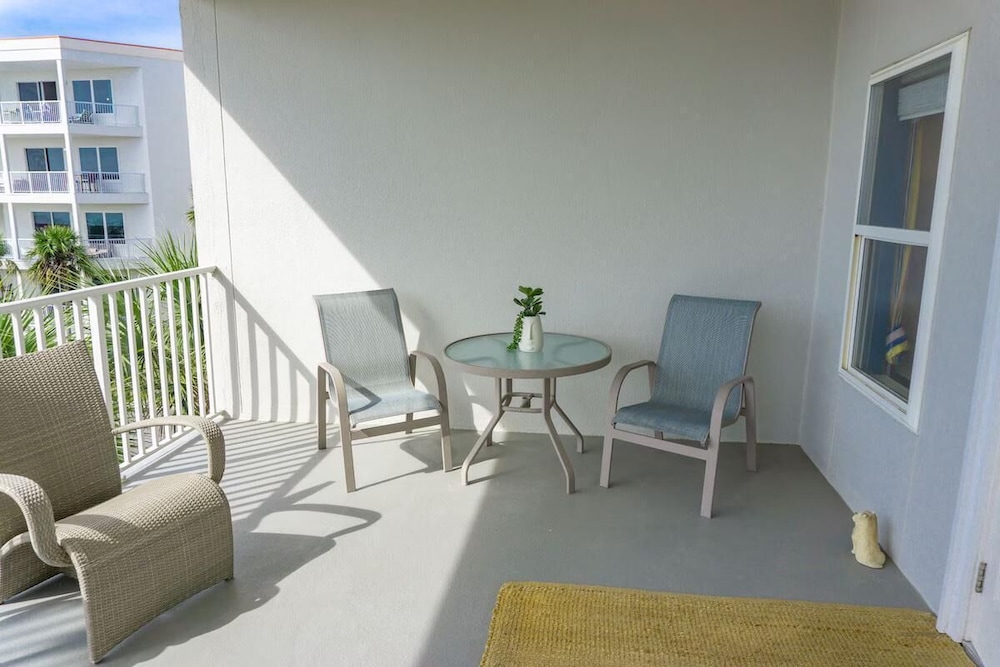 Pavilion Palms 204c