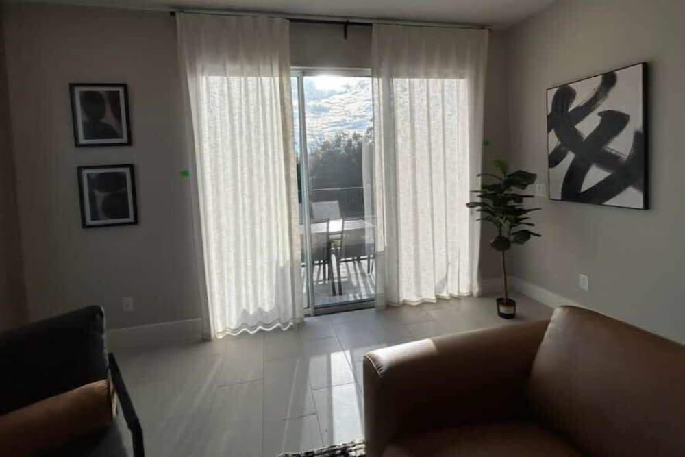 Modern 3Bd End Unit With Garage Water View 7904