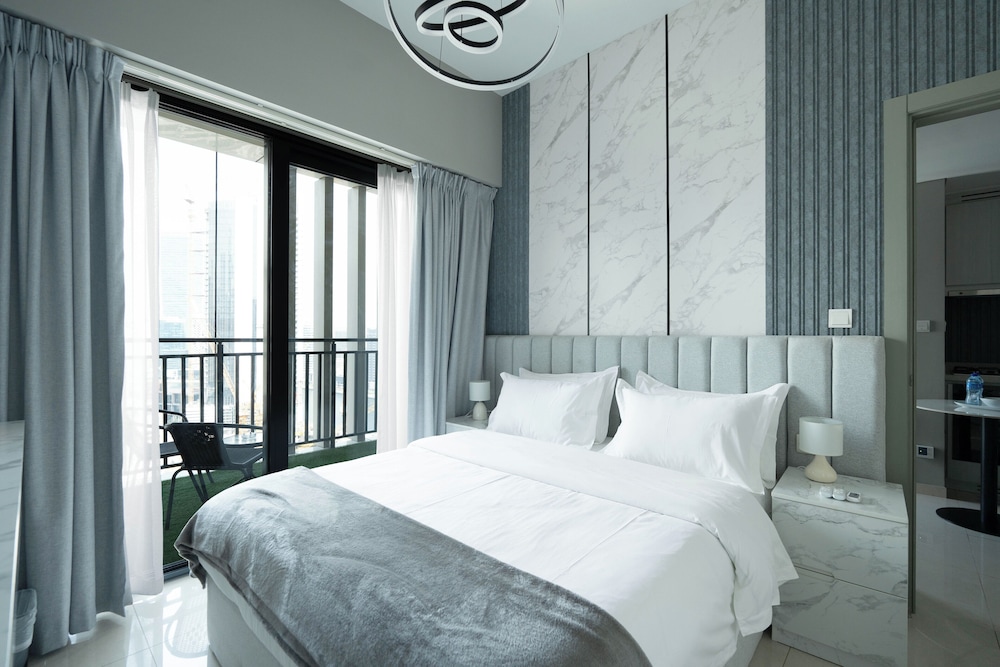 KeyRock Living - Dubai Skyline
