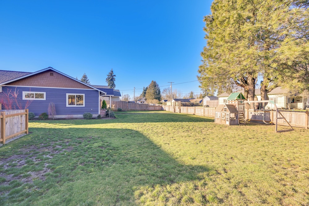 Family-friendly Cottage w/ Playground in Centralia