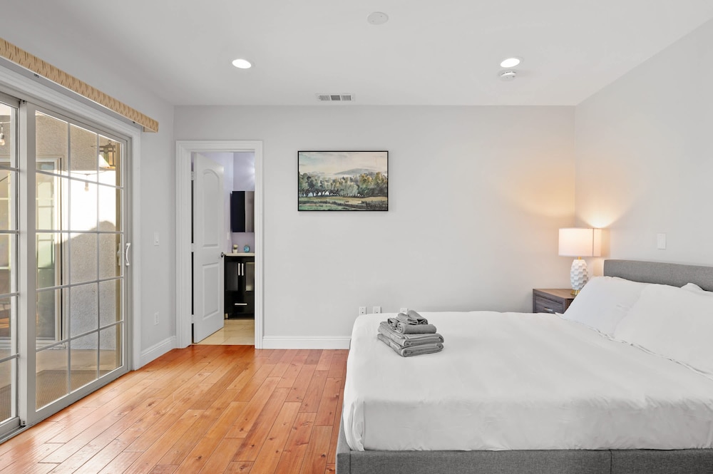 Luxury Estate With Sparkling Pool Elegant Amenities