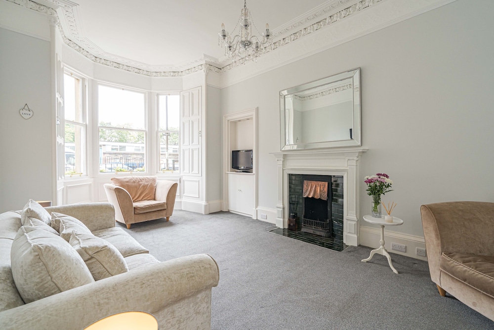 Chic 2 Bedroom Apartment near Old Town