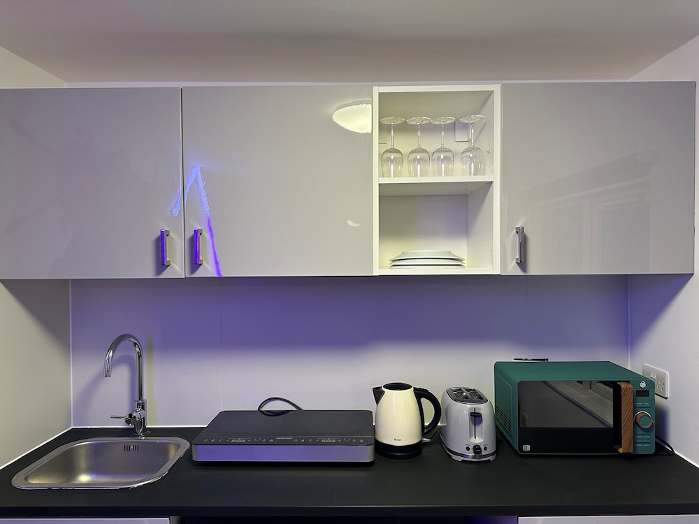 Beautiful 1-bed House in Edgware view 3