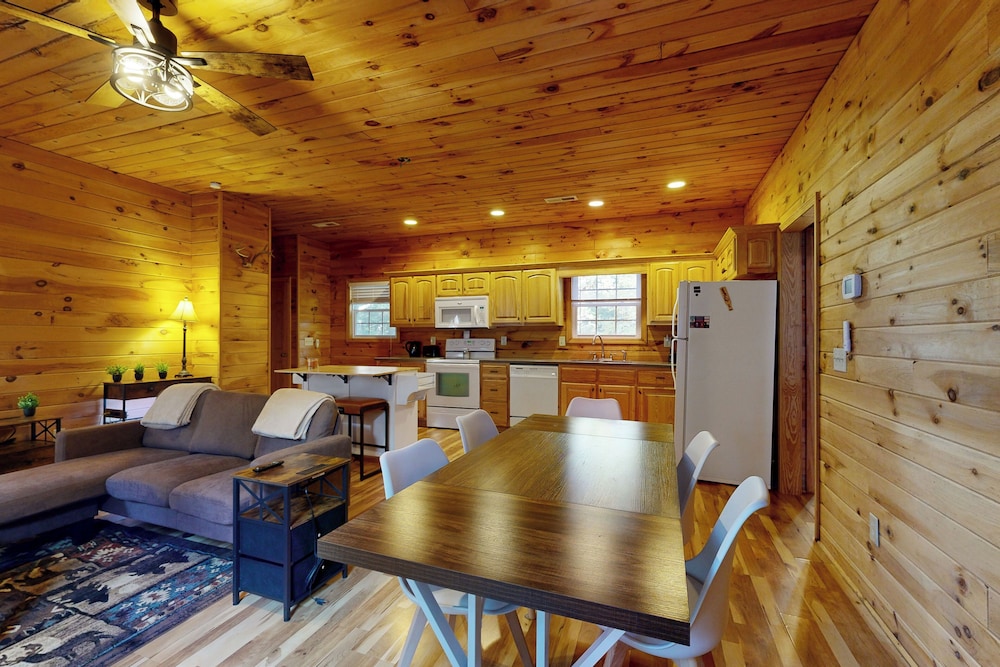 2BR House w/ A/C & Games, Close to Lake