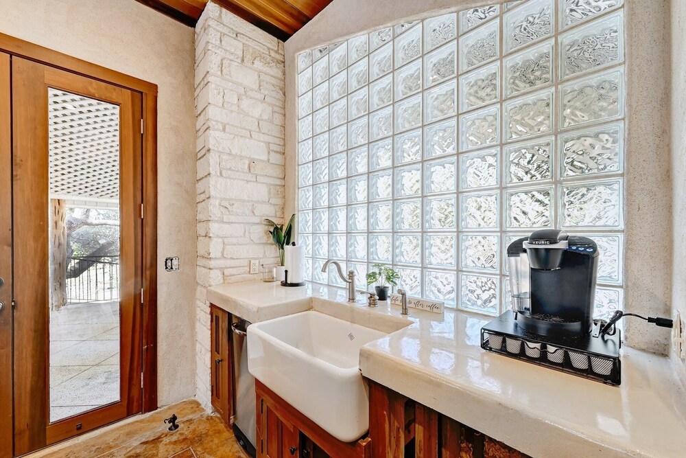 Luxury Lakefront Escape on Lake Travis