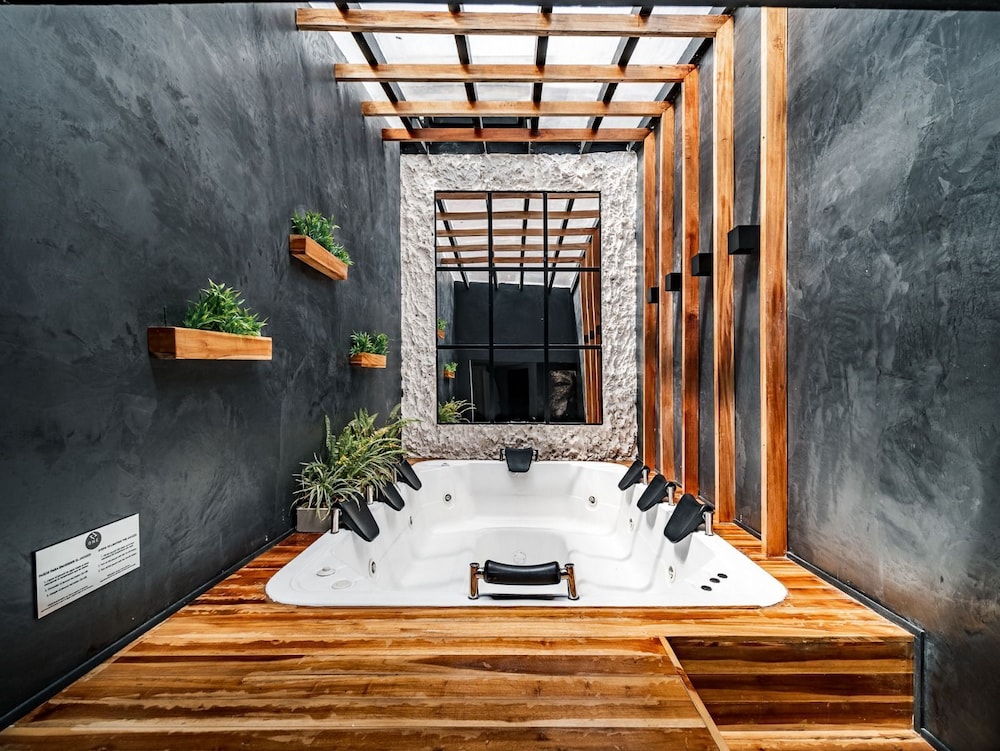 ONE APARTMENTS LLERAS