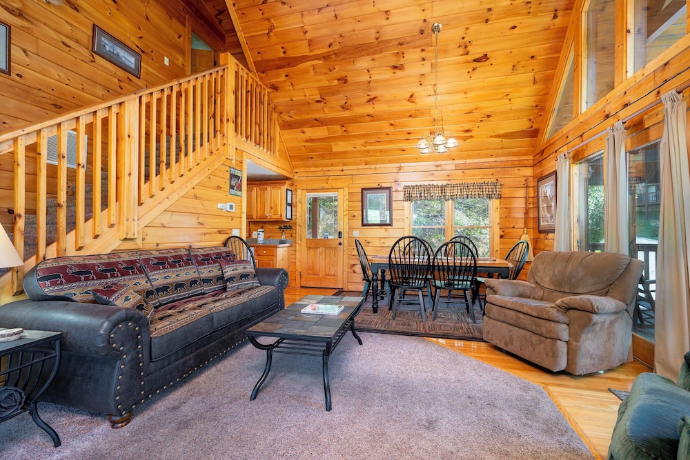 Hot Tub & Game Room: Log Cabin 2 Mi to Ripleys!