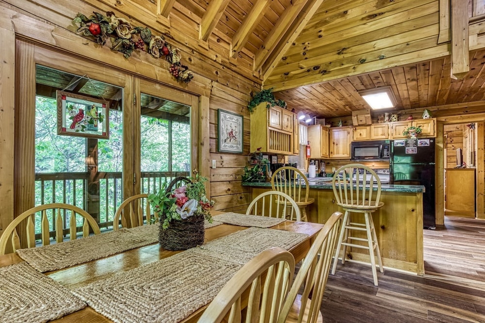 Er215 â Red Bird Haven Great Location â Close To Town! 3 Bedroom Cabin by RedAwning view 5