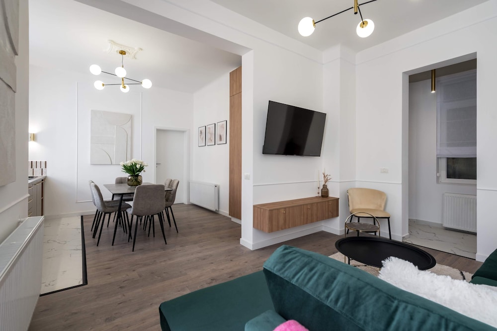 Contemporary Aparthotel 2-BR Flats Near Old Town, Quiet & Serene