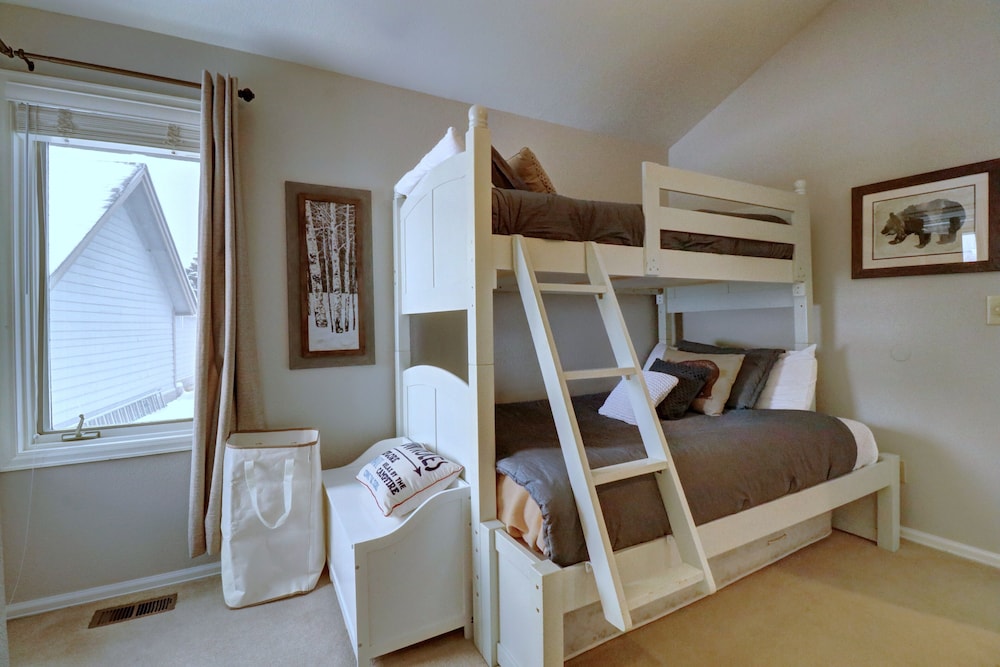 Private Mountain Town home Pet Friendly with Great Views - WD12 by Redawning
