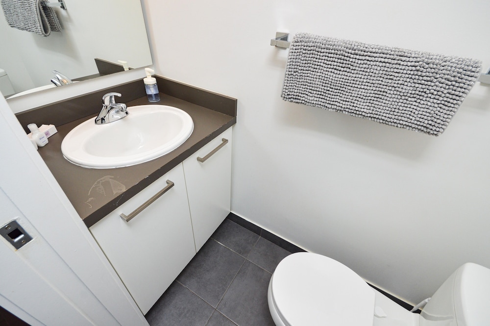 Downtown Toronto Condo near Scotiabank Arena