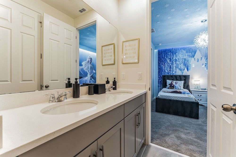 Coconut Breeze With Private Backyard Pool And Spa 5 Bedroom Home