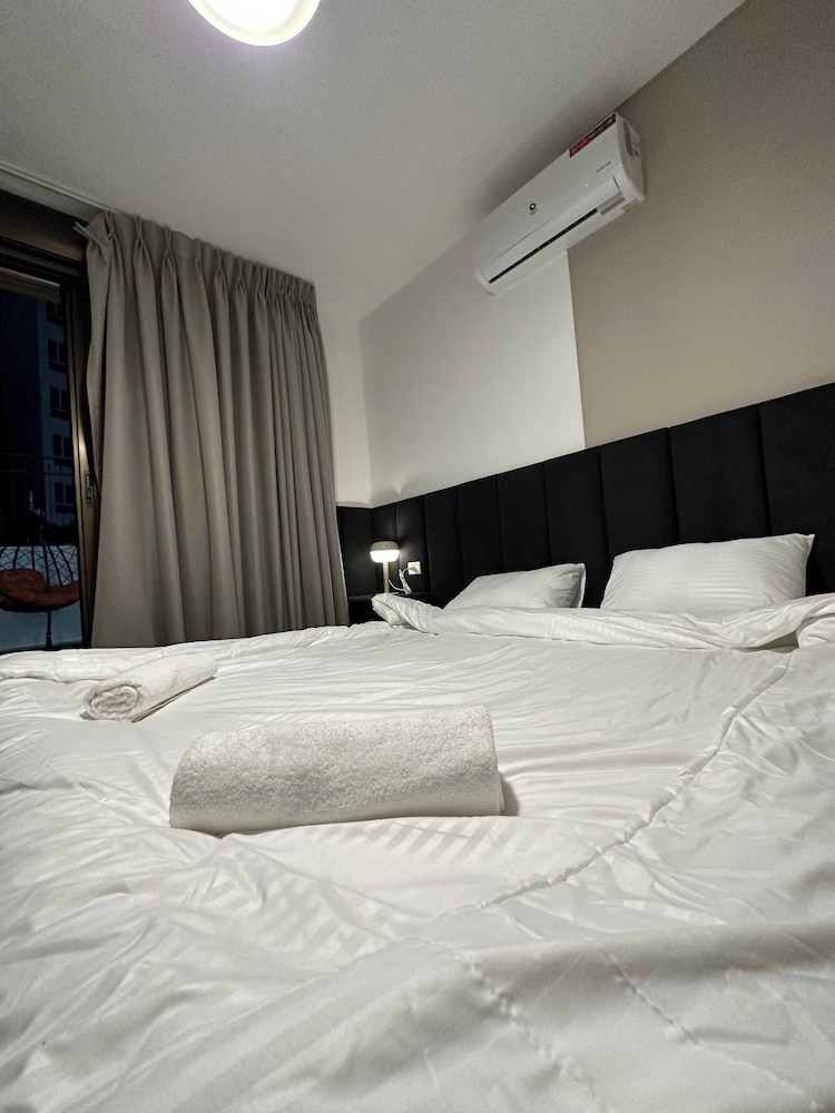 Stylish Luxe Apartment Fr 0003 view 4