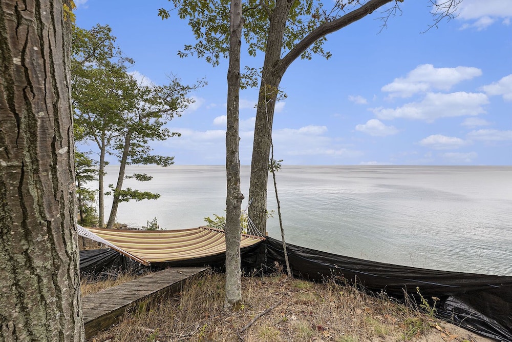 Overlooking Shoreline 2BDR Chalet 18396