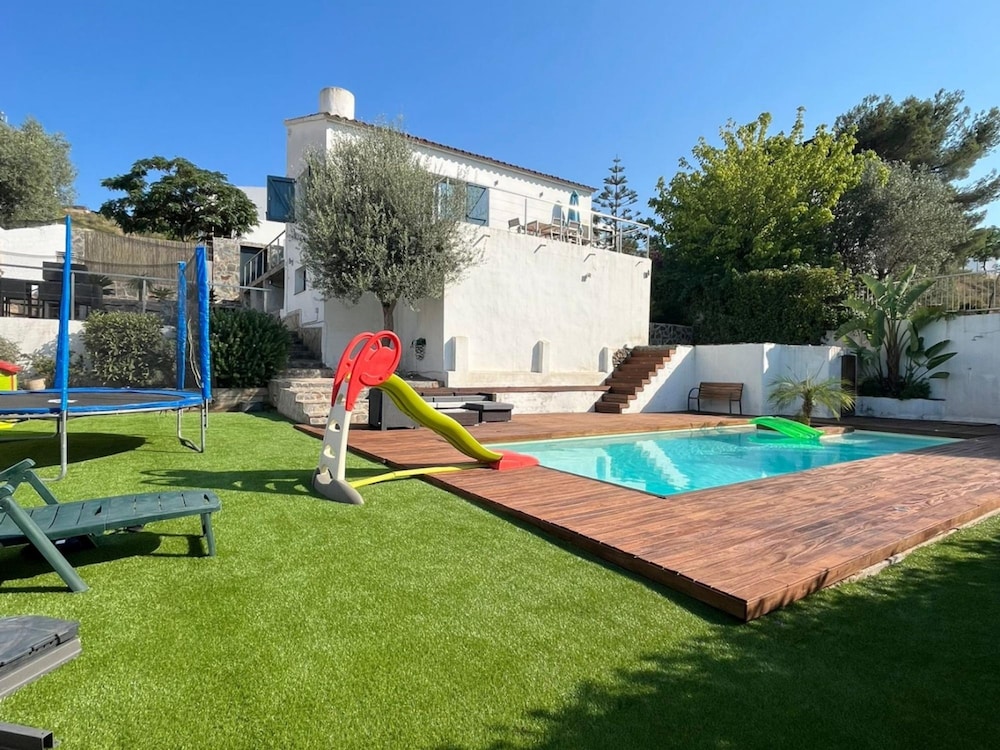 Villa Independiente con Piscina y Vistas