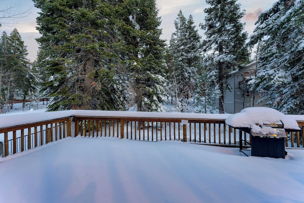 Cherry Hills Spacious Tahoe Cabin With Deck, Fireplace & Open Interiors