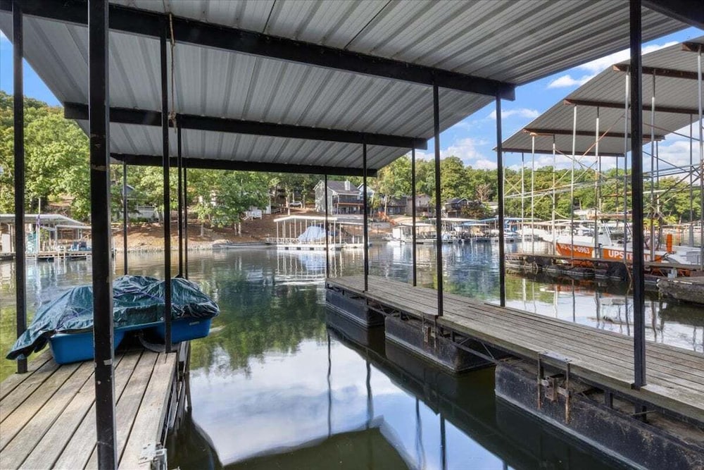 Lakefront Home, Private Dock + Kayaks,arcade Games, Pet Friendly