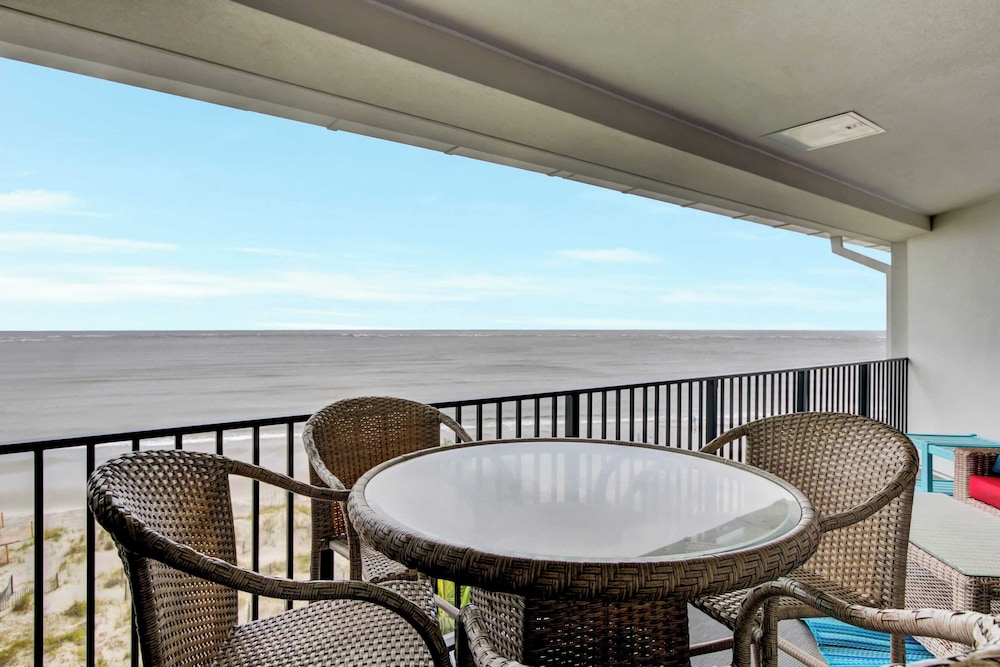 518 Seascape Waterfront Views + Community Pool