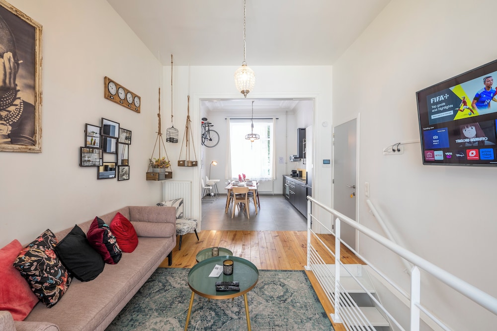 Stylish 3 Bd 3 Bath Duplex In Brussels