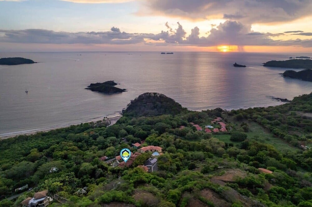 Stylish Villa with Brand-New Furniture, Panoramic Ocean Views, and Infinity Swimming Pool & Hot Tub
