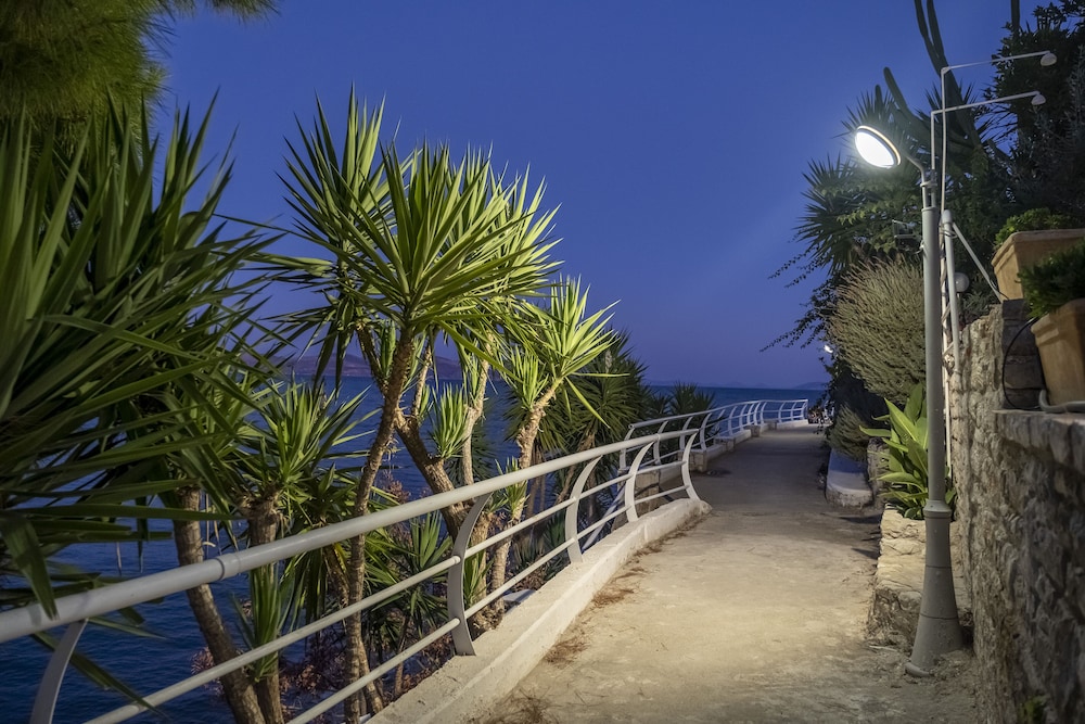 Meli Apartments & Villas