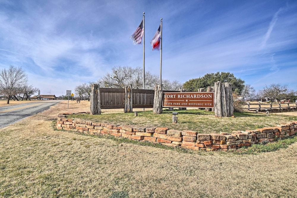 4 Miles to Lake Jacksboro: Cozy Texas Cottage