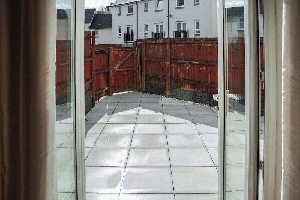 Bright 4-bed Swansea Getaway With Parking