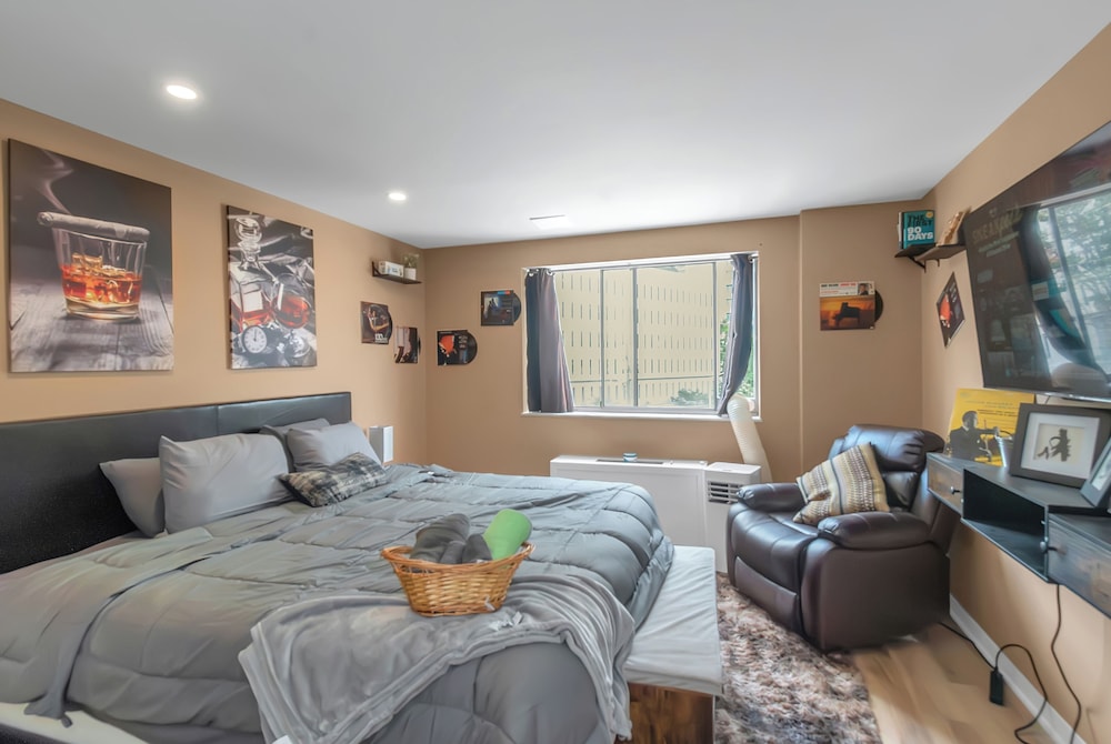 Lux 2BR Condo w/ King Beds DTWN