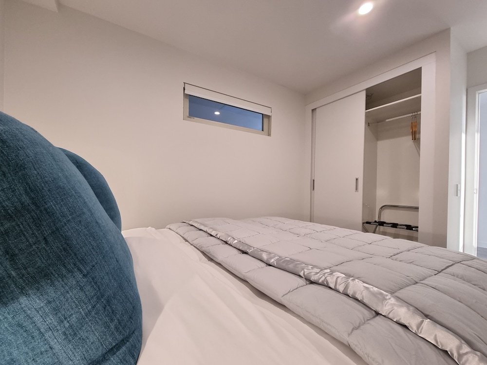 Luxe Apt w Harbour-Sunset Views -Parking view 4