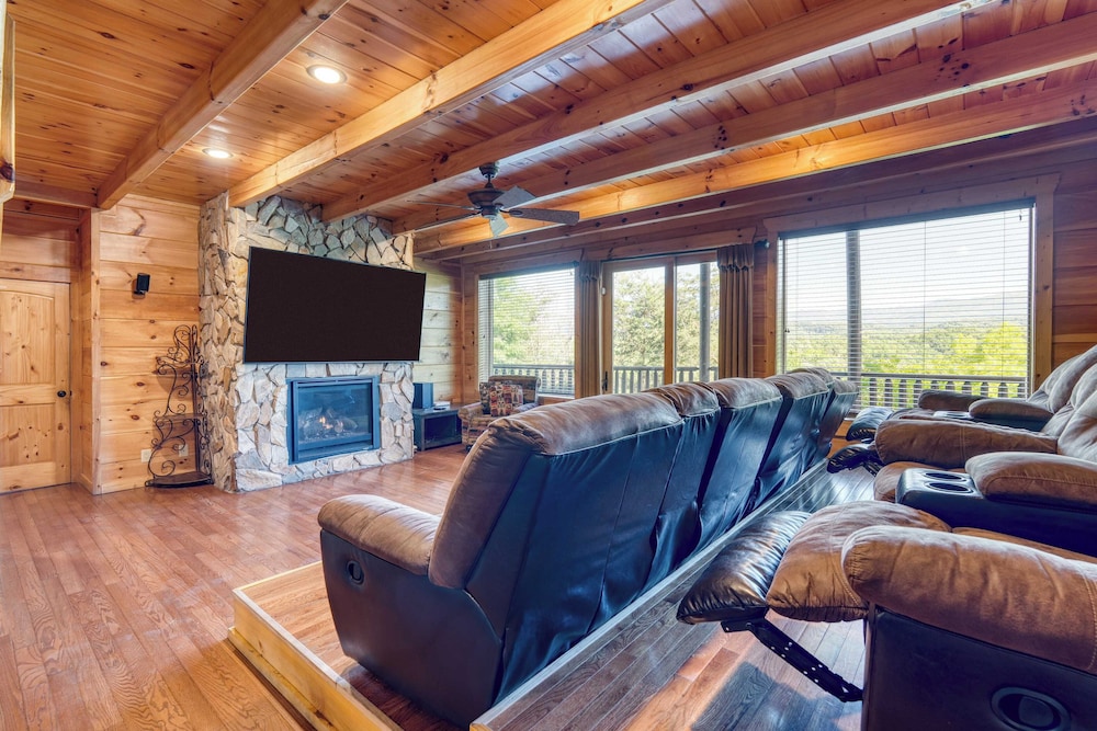 Luxury Cabin w/ Elevator, Theater & Hot Tub Near Dollywood Smoky Vista Lodge
