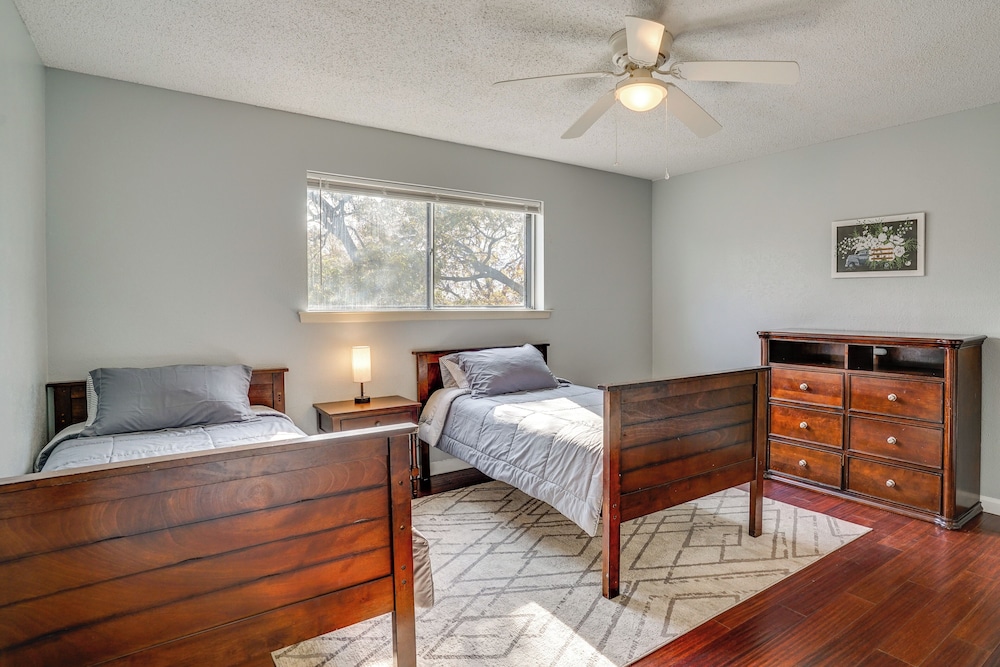 3 Mi to Lake Arlington: Texas Family Home