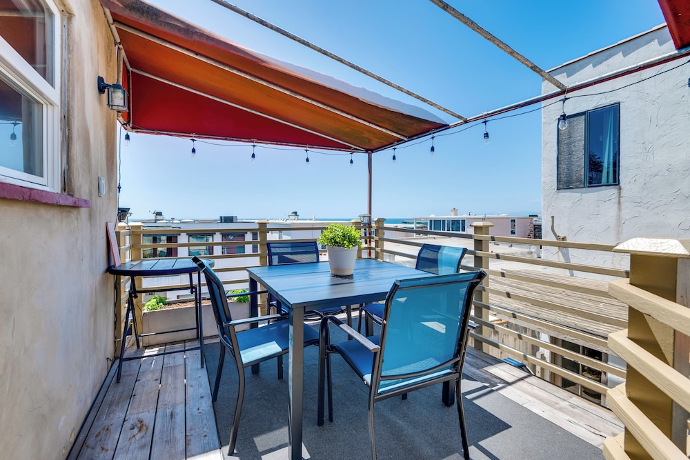 Walk to Ocean: Manhattan Beach Apt w/ Deck