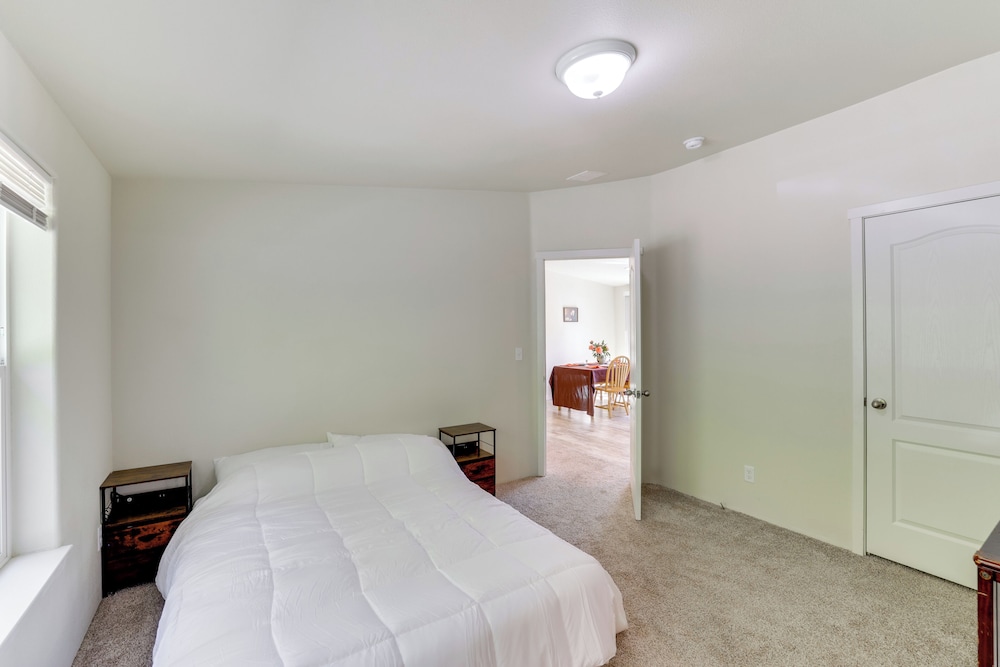 Mtn-view Gem w/ Outdoor Entertainment in Ahsahka!