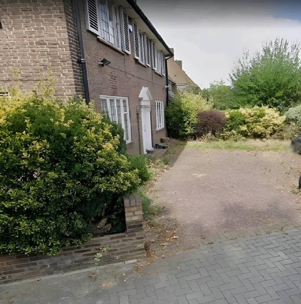 Spacious Apartment in Thornton Road L