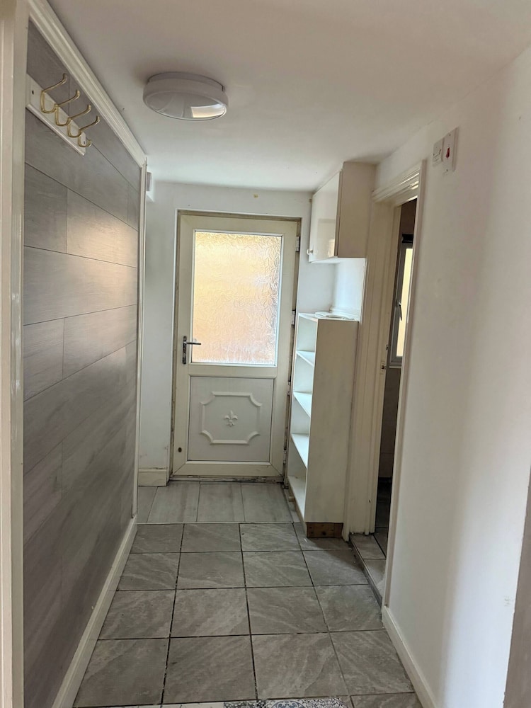 Serene Uxbridge Retreat With Central Heating & Free Parking