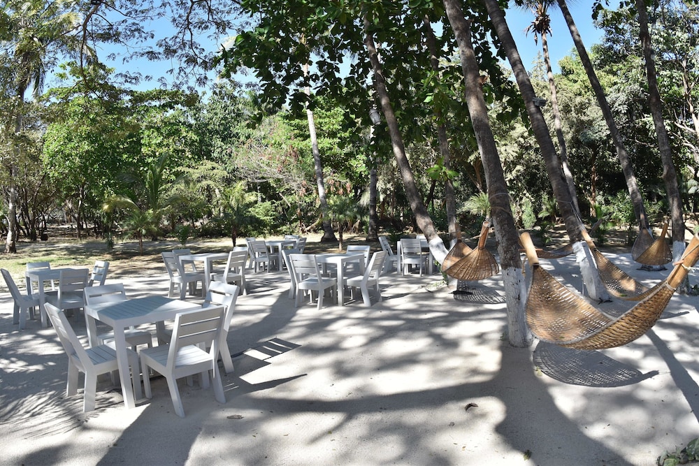 Casa Aura Beachfront Premium Hostel