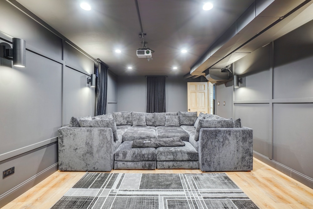1/2 Mi to Lake Geneva: Home w/ Game Room