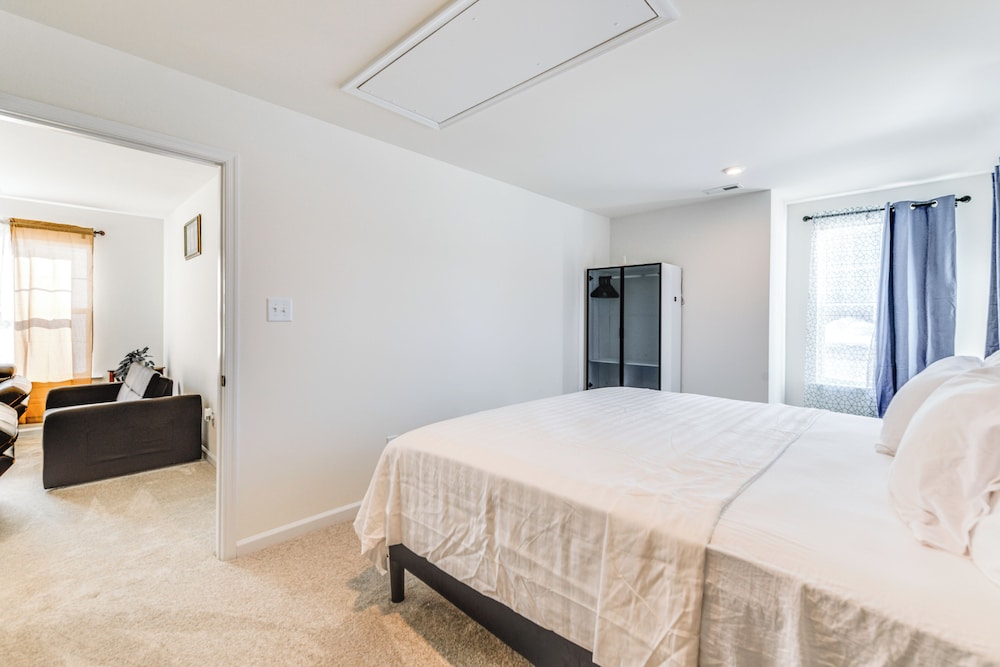 12 Mi to Dtwn Richmond: Spacious Home w/ Deck!
