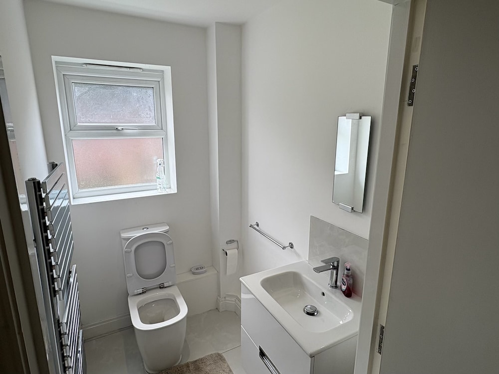 House - Sleeps 5, Private Parking & Pets Allowed