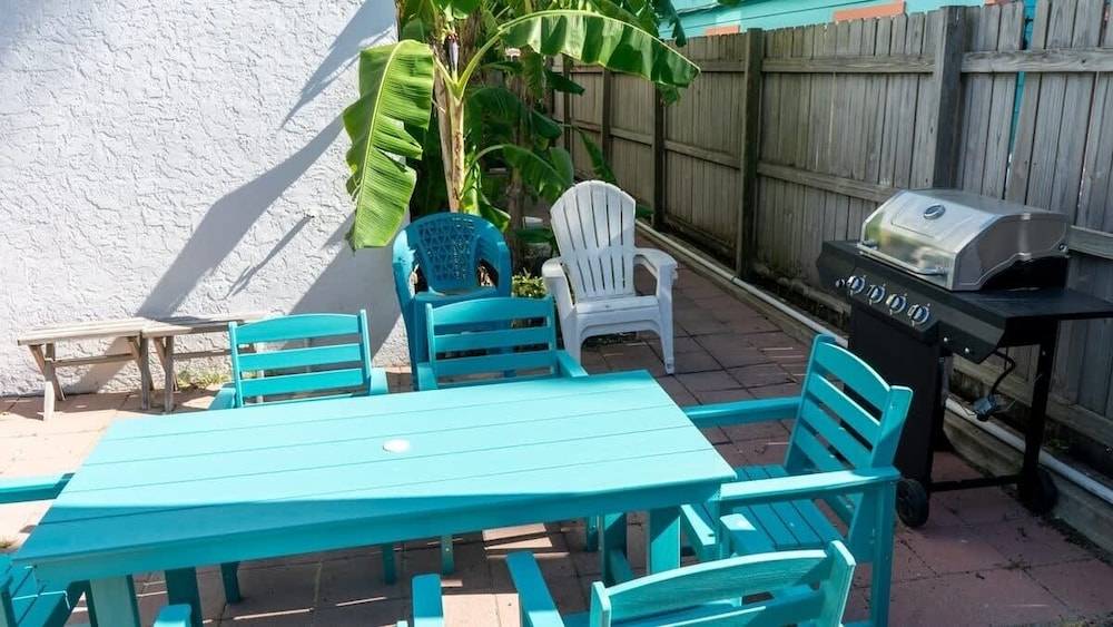 Fun Retro Island Vibe Sleeps 17 Beach 1 Block 4 Bedroom Home