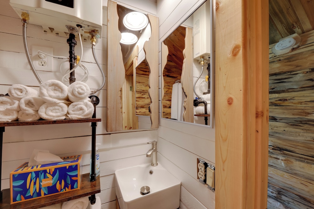 Day Trip to Glacier NP: Nature-packed Cabin!