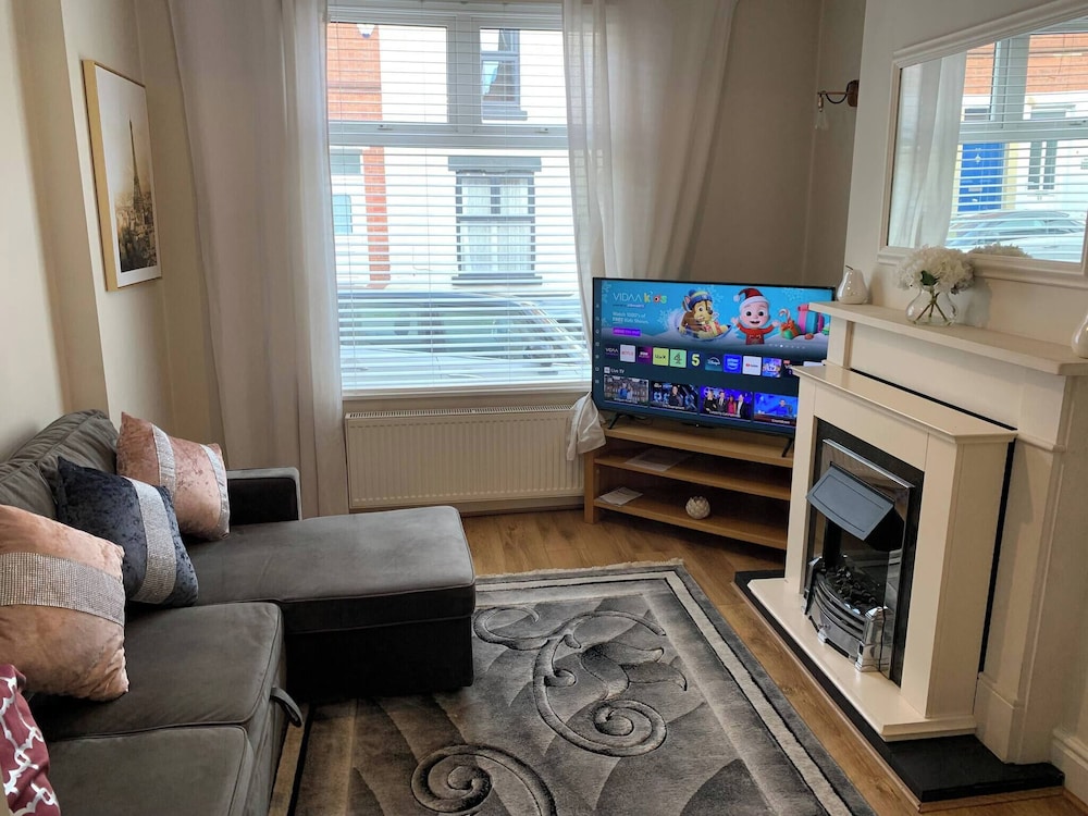 Stylish Home Near Shopping - Book Summer Stays Now