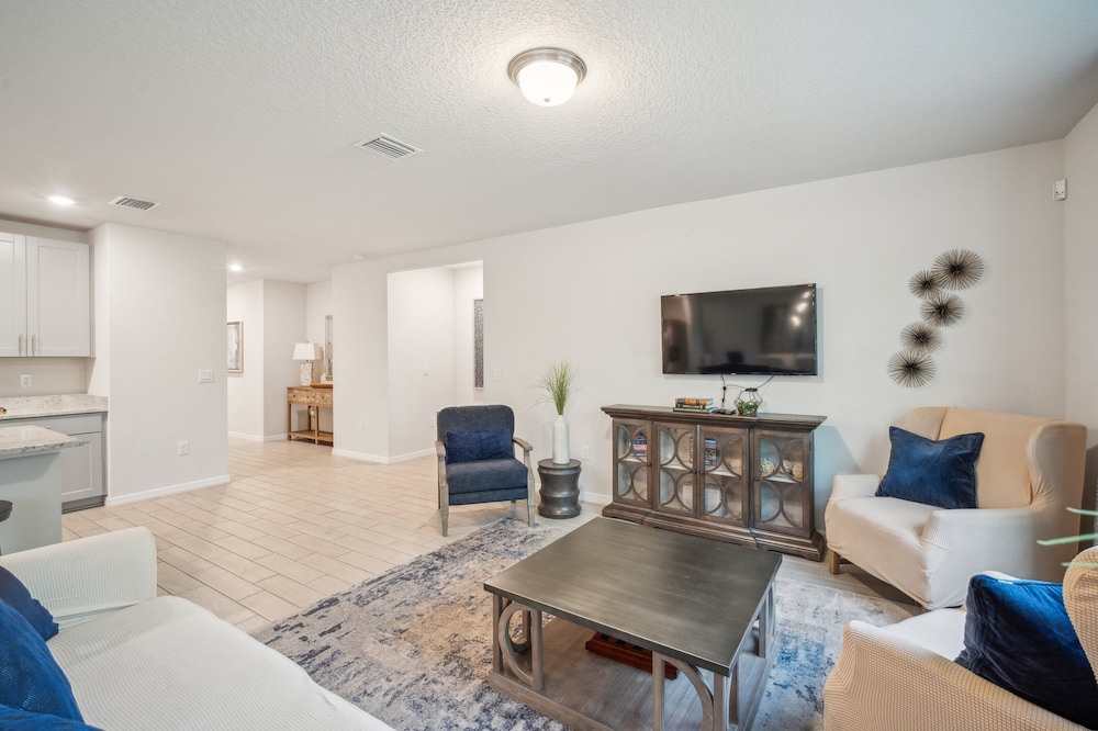 Relaxing Pet-friendly Spring Hill Escape 4 Bedroom Home