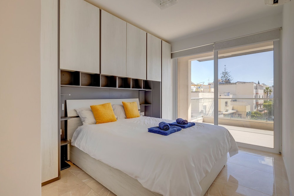 Cosy 1BR Apartment in Central St Julian's view 3